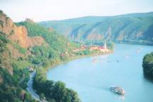 Die Donau bei Dürnstein mit wunderschönen Eventlocations, Hochzeitslocations und Tagungsräumen in Niederösterreich.